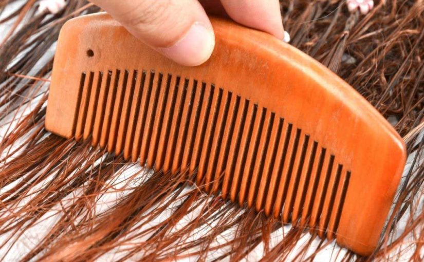 drveni češalj za kosu