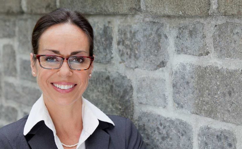  Otkrijte idealne frizure koje idu uz naočare!